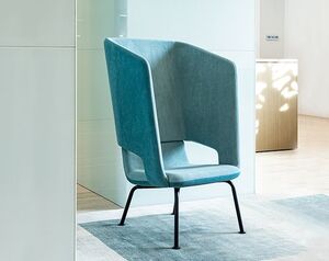 Кресло с высокой спинкой на ножках