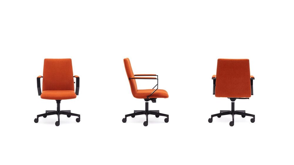 Кресло со средней спинкой на крестовине